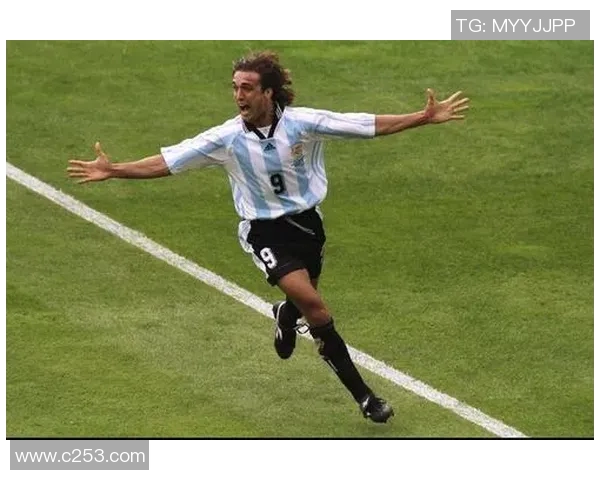 天下足球聚焦全球顶级球星解析与传奇故事揭秘