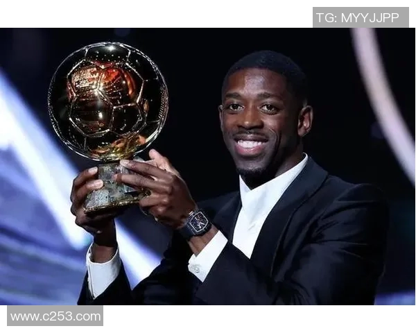 足球巨星荣誉加冕：盘点球员获奖历程与成就背后的故事