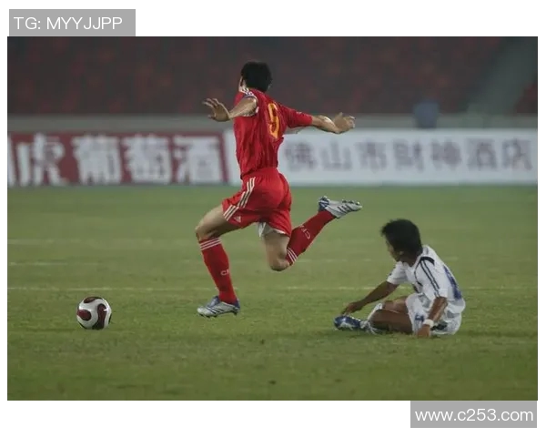 足球球星惊天犯规集锦 解密那些让人瞠目结舌的冲突瞬间